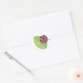 Niedlicher kleiner Ladybug auf Leaf Kinder Persona Runder Aufkleber (Umschlag)