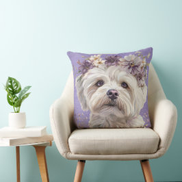NIEDLICHER KLEINER MALTESISCHER HUND MIT PURPLE-BL KISSEN