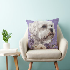 NIEDLICHER KLEINER MALTESISCHER HUND MIT PURPLE-BL KISSEN