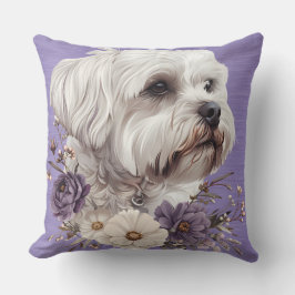NIEDLICHER KLEINER MALTESISCHER HUND MIT PURPLE-BL KISSEN