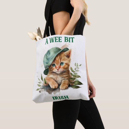 NIEDLICHER KLEINER ORANGE-TABBY-KATZE MIT GAP TASCHE (Von Nahem)