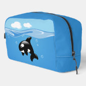 Niedlicher kleiner Orca-Wal im Ozean Waschbeutel (Rechte Ecke)