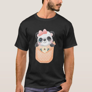 Niedlicher kleiner Panda in deiner Tasche  Giraffe T-Shirt