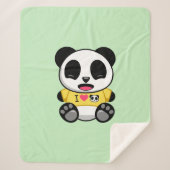 Niedlicher kleiner Panda in gelbem T - Shirt auf G Sherpadecke (Vorderseite)
