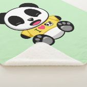Niedlicher kleiner Panda in gelbem T - Shirt auf G Sherpadecke (3/4)