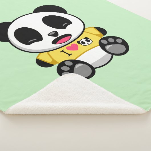 Niedlicher kleiner Panda in gelbem T - Shirt auf G Sherpadecke (3/4)