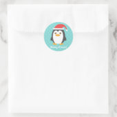 Niedlicher kleiner Penguin mit Weihnachtsmannmütze Runder Aufkleber (Tasche)