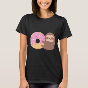 Niedlicher kleiner Schlamm, der einen Donut umarmt T-Shirt