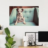 Niedlicher kleiner Welpe auf Aquamarinem Stuhl Poster (Heimbüro)