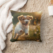 Niedlicher kleiner Welpe, der nach einem Schmetter Kissen (Decke)