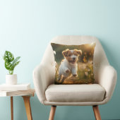 Niedlicher kleiner Welpe, der nach einem Schmetter Kissen (Stuhl )