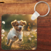 Niedlicher kleiner Welpe, der nach einem Schmetter Schlüsselanhänger (Rückseite)