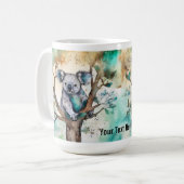 Niedlicher Koala-Bär-Becher im Baum – Personalisie Kaffeetasse (Vorderseite Links)