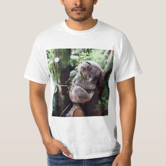 Niedlicher Koala-Bär, der in einem Baum sich T-Shirt (Vorderseite)