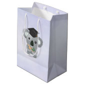 Niedlicher Koala-Bär in einer schwarzen Graduierun Mittlere Geschenktüte (Rückseite Schrägansicht)