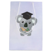 Niedlicher Koala-Bär in einer schwarzen Graduierun Mittlere Geschenktüte (Rückseite)