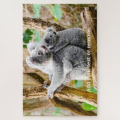 Niedlicher Koala-Bär und Baby sitzen auf Eukalypyu Puzzle (Vertikal)