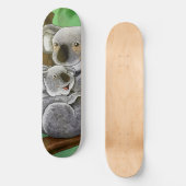 Niedlicher Koala und Baby Skateboard (Vorderseite)