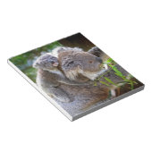 Niedlicher Koalabär mit Mama in einem Baum Notizblock (angewinkelt)