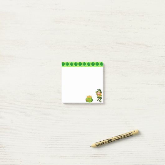 Niedlicher Kobold, glückliche Kleeblätter und Gold Post-it Klebezettel (Auf Schreibtisch)