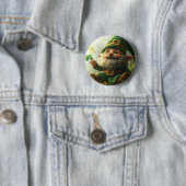 Niedlicher Kobold mit Kleeblättern und Klee Button (Beispiel)