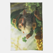 Niedlicher Kobold mit Kleeblättern und Klee Geschirrtuch (Vertikal)