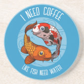 Niedlicher Koi-Karpfen Ich brauche Kaffee wie Fisc Getränkeuntersetzer (Vorne)