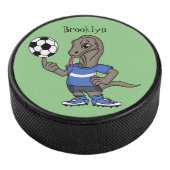Niedlicher Komodo-Drache beim Fußballspielen Carto Eishockey Puck (3/4)