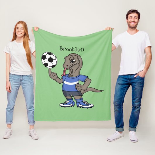 Niedlicher Komodo-Drache beim Fußballspielen Carto Fleecedecke (Beispiel)