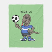 Niedlicher Komodo-Drache beim Fußballspielen Carto Fleecedecke (Vorderseite)