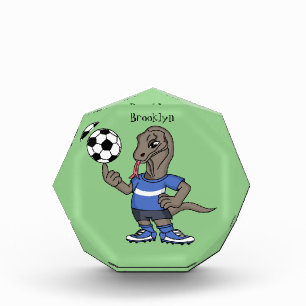 Niedlicher Komodo-Drache beim Fußballspielen Carto Fotoblock