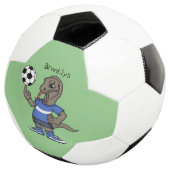 Niedlicher Komodo-Drache beim Fußballspielen Carto Fußball (Dreiviertel)