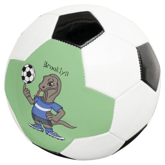 Niedlicher Komodo-Drache beim Fußballspielen Carto Fußball (Dreiviertel)