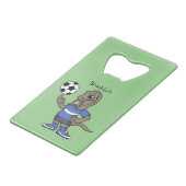 Niedlicher Komodo-Drache beim Fußballspielen Carto Geldbeutel Flaschenöffner (Vorderseite Schrägansicht)