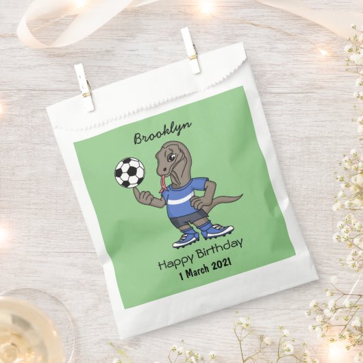 Niedlicher Komodo-Drache beim Fußballspielen Carto Geschenktütchen (Ausgeschnitten)