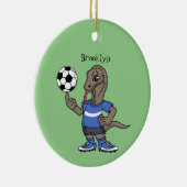 Niedlicher Komodo-Drache beim Fußballspielen Carto Keramik Ornament (Rechts)