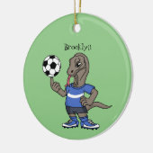 Niedlicher Komodo-Drache beim Fußballspielen Carto Keramik Ornament (Links)