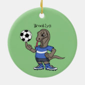 Niedlicher Komodo-Drache beim Fußballspielen Carto Keramik Ornament (Hinten)