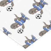 Niedlicher Komodo-Drache beim Fußballspielen Carto Kurzer Tischläufer (Ecke)