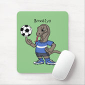 Niedlicher Komodo-Drache beim Fußballspielen Carto Mousepad (Mit Mouse)