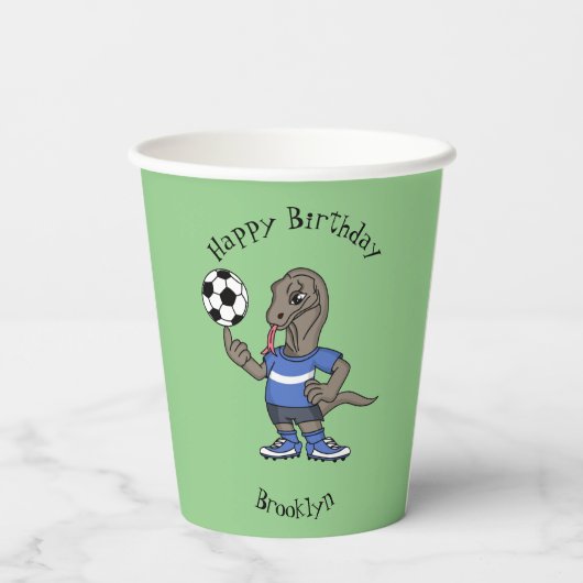 Niedlicher Komodo-Drache beim Fußballspielen Carto Pappbecher (Rückseite)