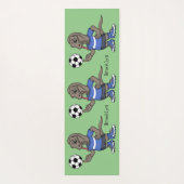 Niedlicher Komodo-Drache beim Fußballspielen Carto Yogamatte (Rückseite)