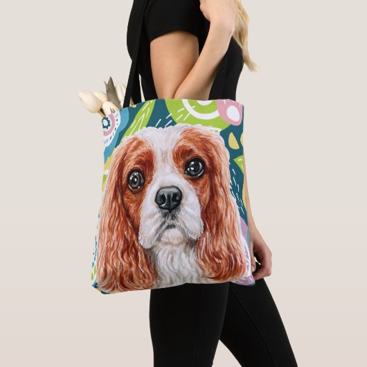 Niedlicher König Charles Spaniel farbenfrohe Blume Tasche (Von Nahem)