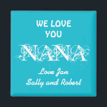 Niedlicher Kühlschrankmagnet WIR LIEBE IHNEN NANA<br><div class="desc">Großmutter Niedlich WIR LIEBE IHNEN NANA Kinder Namen Moderne Türkis Platz Kühlschrankmagnet mit niedlicher Nachricht "WIR LIEBE YOU NANA xoxo" Anpassen mit Ihren Familiennamen, schnell und einfach. Das ist ein großartiges, preiswertes NIEDLICHES Geschenk für NANA! 30 Tage Geld zurück Garantie. Schnelle Lieferung weltweit hergestellt in den USA. Großmutter Niedlich WIR...</div>
