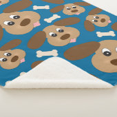 Niedlicher lächelnder Hund mit den großen Ohren Sherpadecke (3/4)