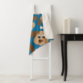 Niedlicher lächelnder Hund mit den großen Ohren Sherpadecke (Beispiel)