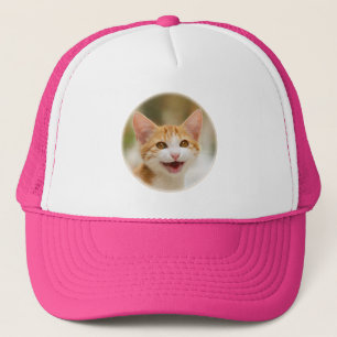 Niedlicher lächelnder lustiger Meow Katze des Truckerkappe