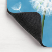 Niedlicher Ladybug auf einem Löwenzahn Mousepad (Ecke)