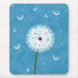 Niedlicher Ladybug auf einem Löwenzahn Mousepad
