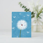 Niedlicher Ladybug auf einem Löwenzahn Postkarte (Stehend Vorderseite)